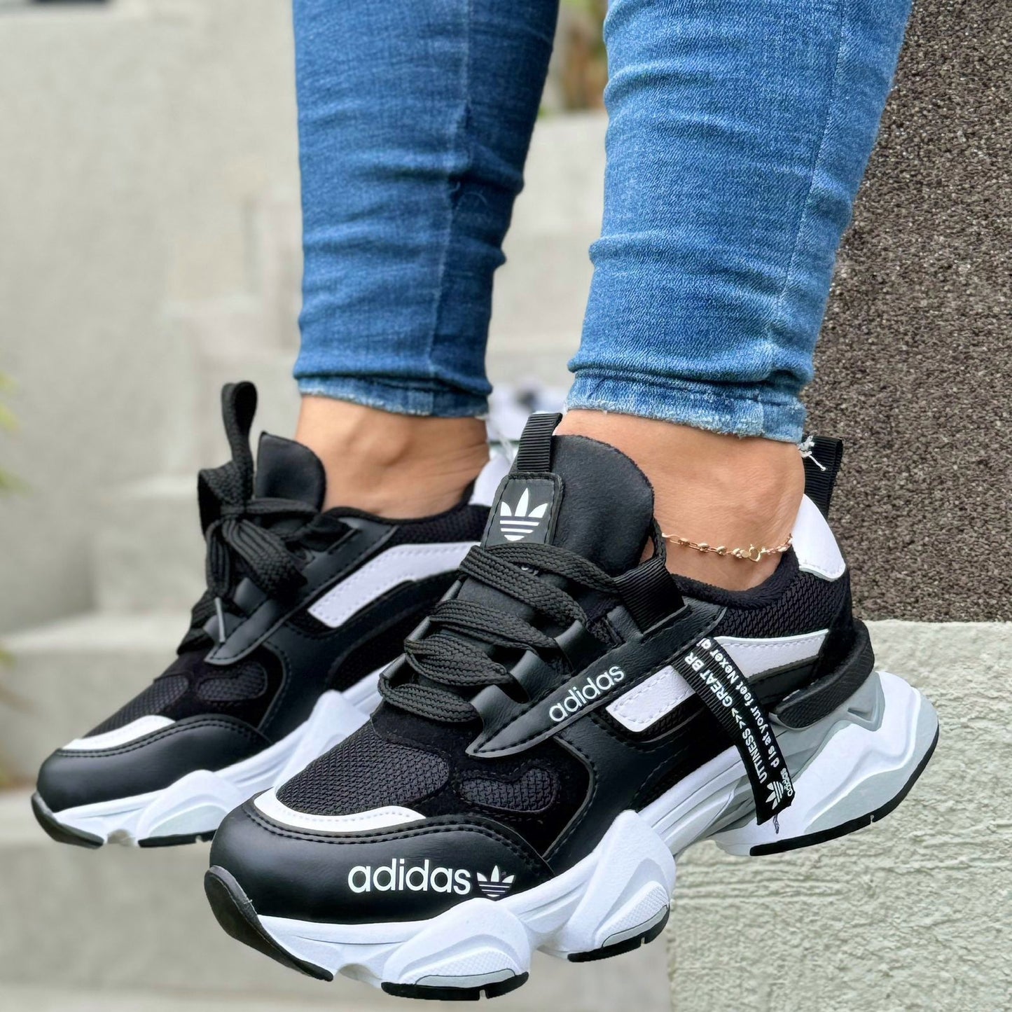 👟 Zapatillas Adidas™ – Comodidad y Estilo para Cada Paso